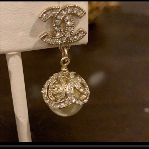 Chanel pearl drop earrings - Picture 4 of 5